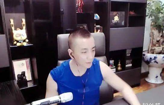 七夜最初是以一位神豪的身份入驻yy,之后做了主播就很少消费,此