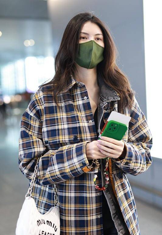 原创何穗过马路像是在走t台身穿格子外套好时髦看着个性还新潮