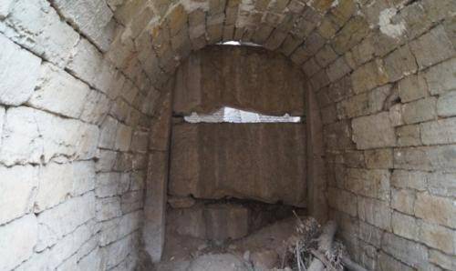 这些青砖十分沉重,且上面还有花纹,恰好印证了此处有古墓.