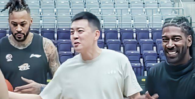 冠军教练杨明看到自己最爱的梅奥,高兴极了,还不忘调侃他