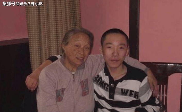 她是国家一级演员,76岁病逝后千人含泪送别,孙子更是国人的骄傲_柏青