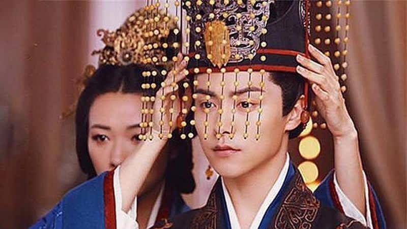 据《魏书》所载,元善见:"帝好文学,美容仪.