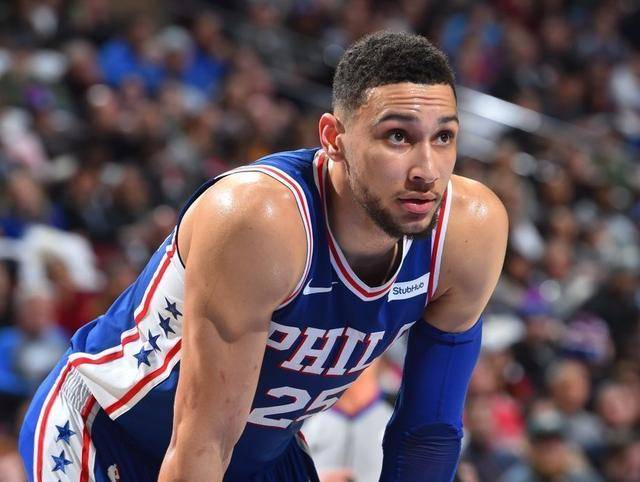 西蒙斯,以出色身体条件和篮球天赋著称,自进入nba以来备受瞩目.