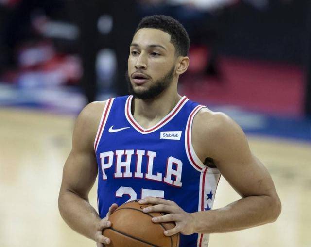 西蒙斯,以出色身体条件和篮球天赋著称,自进入nba以来备受瞩目.