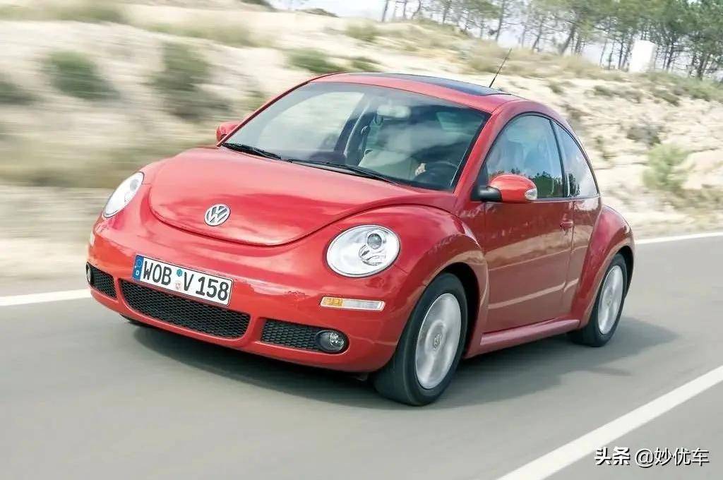 2003年,甲壳虫还推出了一款敞篷版车型,进一步丰富了产品线,也让它走