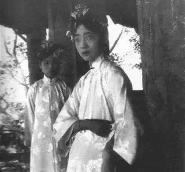 原创最后的皇后婉容离不开鸦片与侍卫生子死后被扔臭水沟边