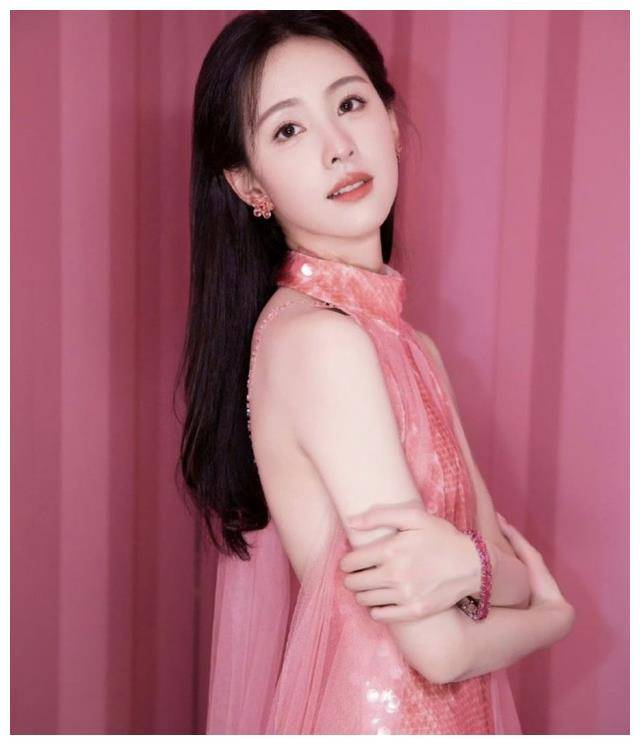 一段时间不见30岁陈都灵穿牛仔服像18岁景冈山咋老成这样