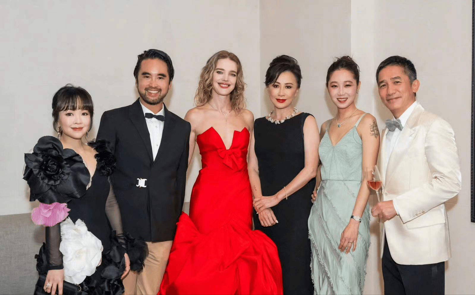 原创lv太子妃来香港啦穿抹胸红裙出席慈善红毯生了五个都有少女感