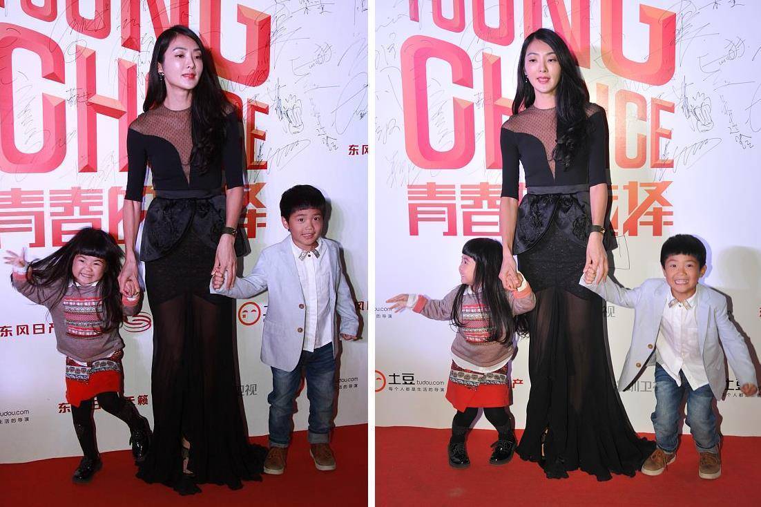 原创曹格老婆吴速玲身穿黑裙身材还挺好走红毯不忘带娃挺贤惠