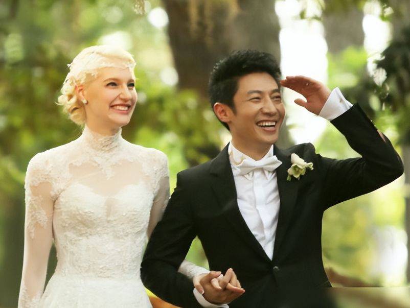 撒贝宁带妻儿新疆庆生,尼格买提酒吧热情招待,李白望夫眼好甜_时候