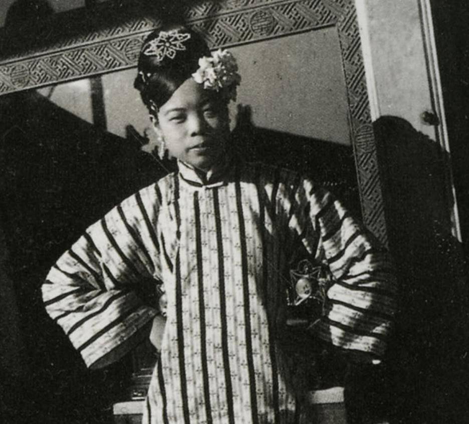 1953年文绣因为病重而离世,临终前她终于向丈夫说出自己是溥仪皇妃的