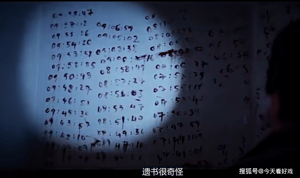 在一个英式的小教堂里,用着英式的管材,旁边蹲了俩和尚敲着木鱼在念经