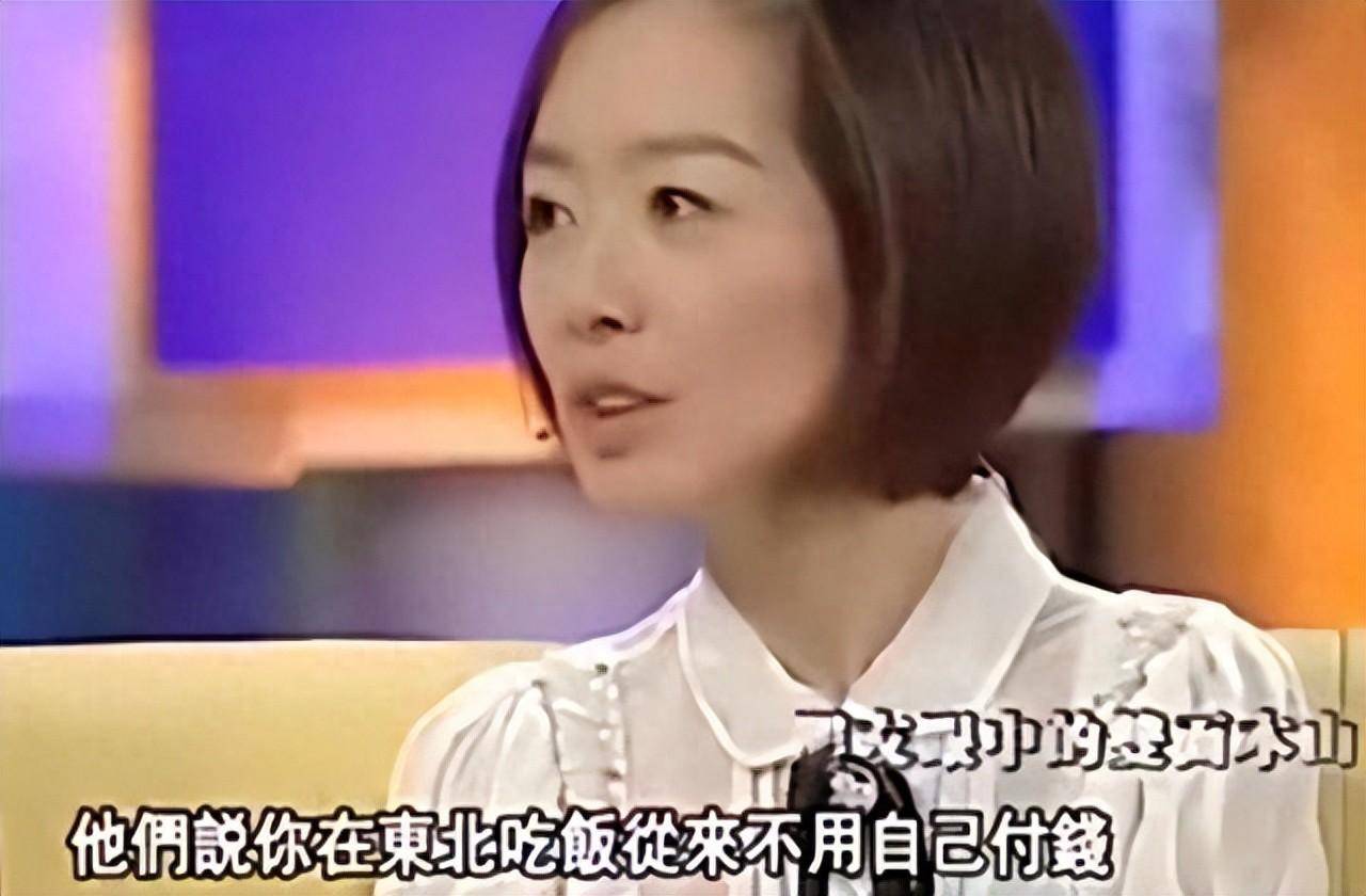 一次节目中鲁豫问赵本山听说你在东北吃饭都不用付钱