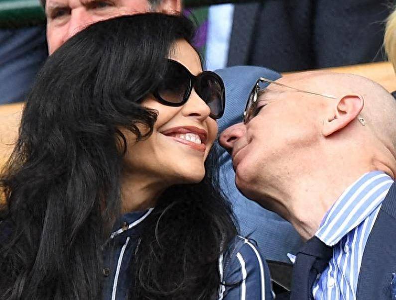 详尽的背景信息显示,贝佐斯与前妻麦肯齐在25年的婚姻生活中,共同经历