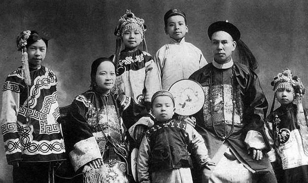 原创清朝官员子女的老照片图5是李鸿章和他大哥的家族合照