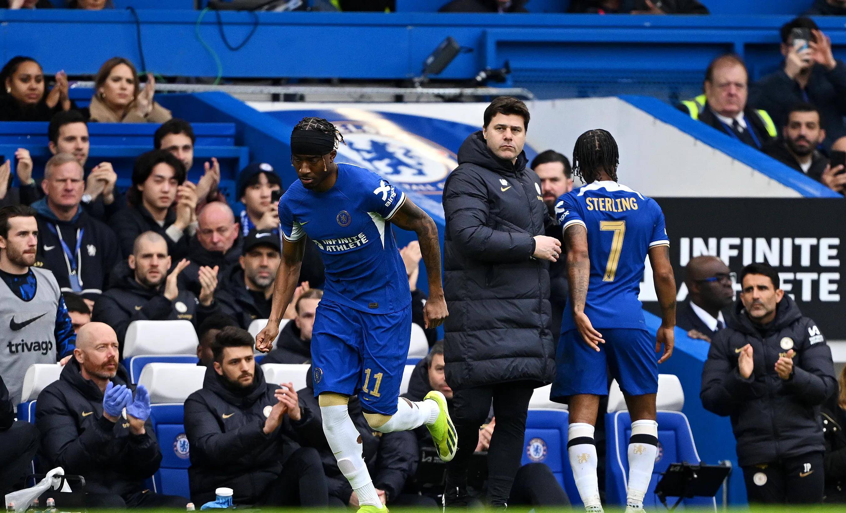 斯特林遭切尔西球迷嘘声,波切蒂诺为其辩护:我们需要共同成长