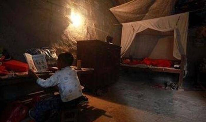 原创父母患艾滋病双亡6岁儿子被孤立自己艰难生活还学习武术