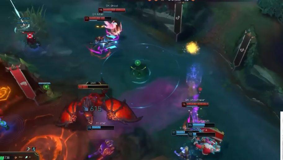 当时drx在团战中已经溃败,下路组合死掉打野残血,chovy的加里奥也只有