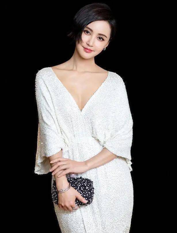 原创46岁梁咏琪全家出游素颜模样憔悴老气混血女儿颜值高却不随妈