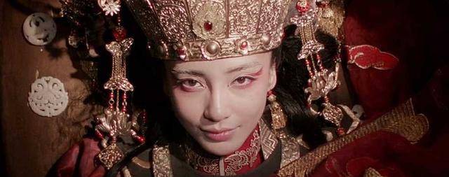 baby饰演的奥古公主就是佩戴黄金面具下葬,这是因为契丹人信仰萨满教