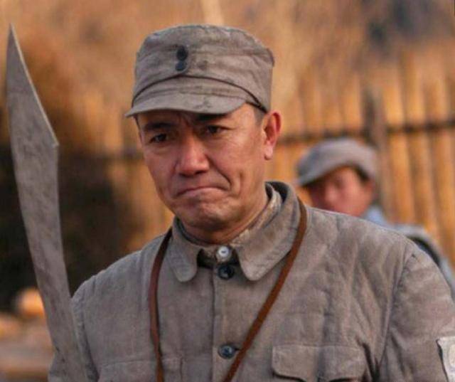 当时,李幼斌因为《亮剑》正如日中天,找他的剧组络绎不绝.