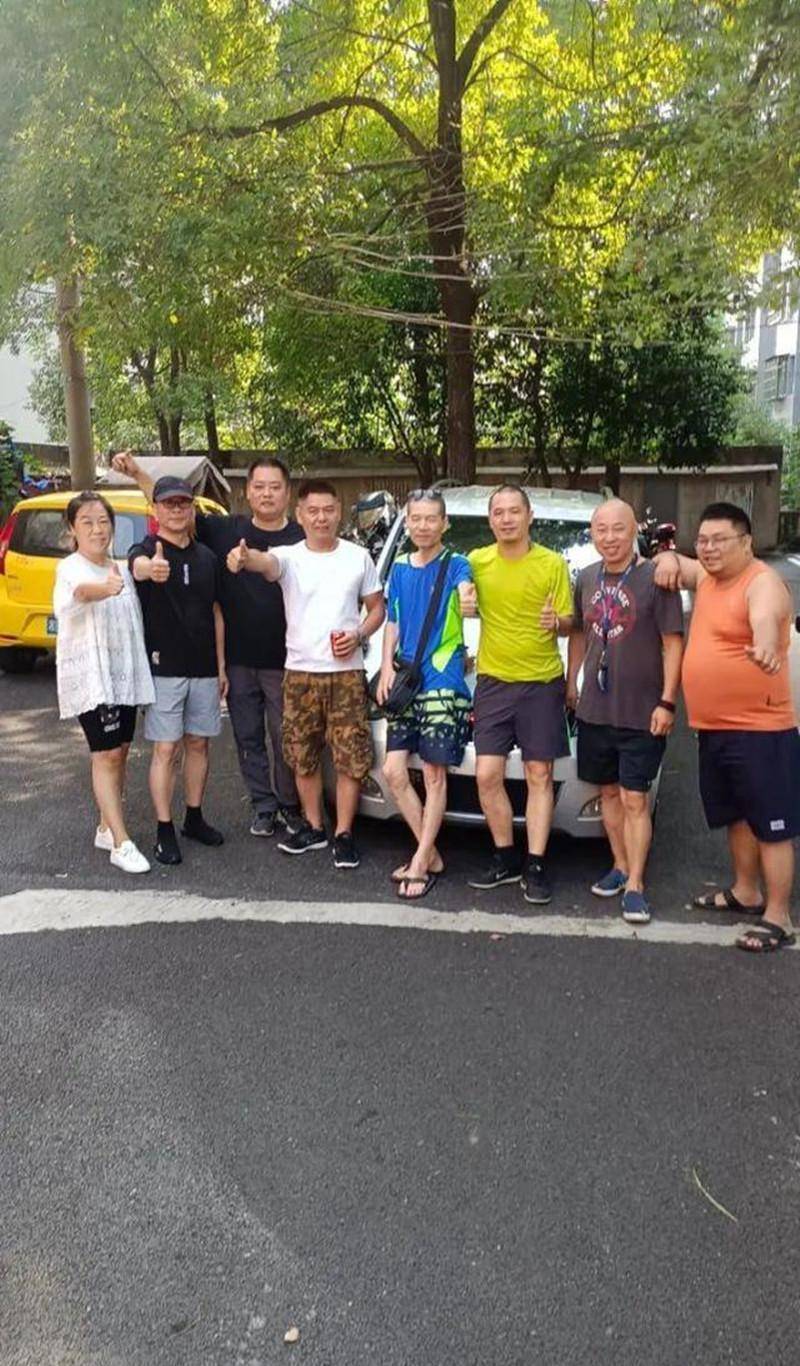 2021,大叔借钱带患癌老友浪迹天涯:他已写好遗书,我会带他回家_贺湘闽