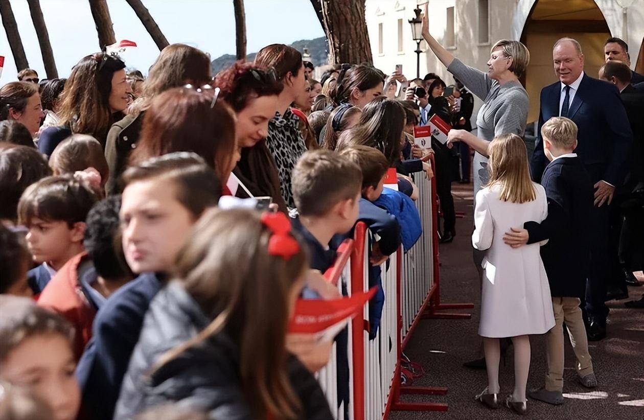 原创摩纳哥王妃穿得像女明星亮片连体裤超闪剪波波头像戴了顶假发