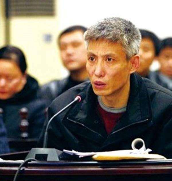 原创2003年刘涌走下法庭表情淡定被押解到殡仪馆抬进死刑执行车