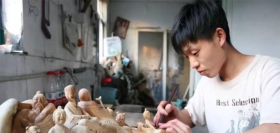 原创广西男子雕东方雄狮根雕300万元拒卖如今怎样了