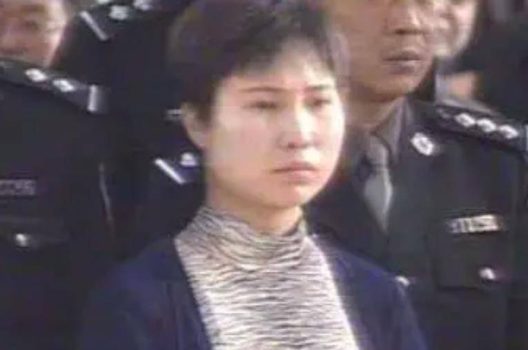 在将严敏"收入囊中"之后,张君就开始物色下一个目标,他盯上了全泓燕.