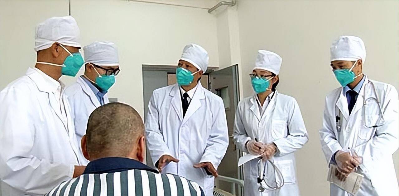 原创看护艾滋病犯的监狱医生走在刀口上的职业人