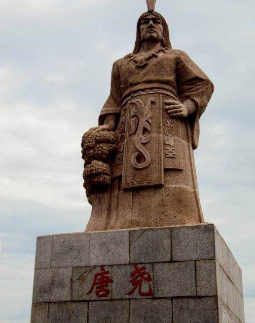 尧的雕像但是,尧的年龄大了,他做出一个开天辟地的创新之举,没有按