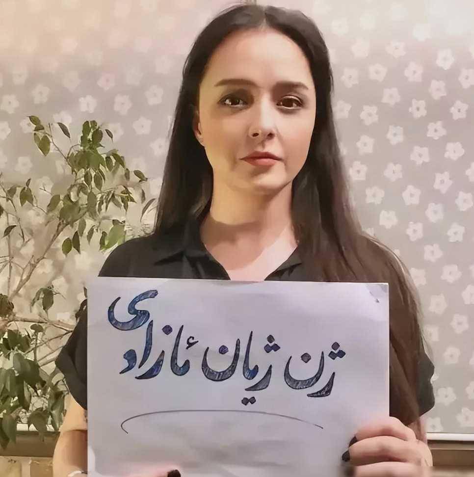 伊朗足球队为国内女性"头巾自由"拒唱国歌,面临被开除?