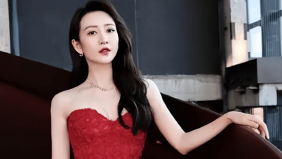 原创王鸥素颜逛珠宝展十足妈味试戴千万翡翠好悠闲不打算复出了