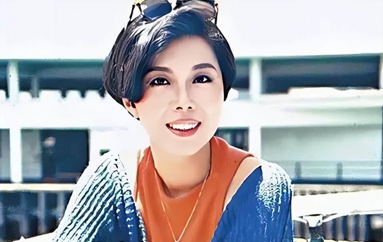 恩爱十年!关菊英20万手包携同性伴侣亮相,浓浓贵族气息_周伟丽_生活_