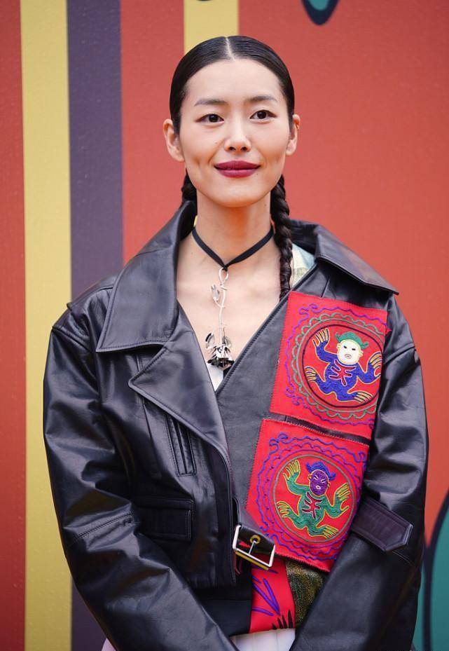 刘雯的超模气场可不是盖的刺绣皮衣都能驾驭住意外的好看