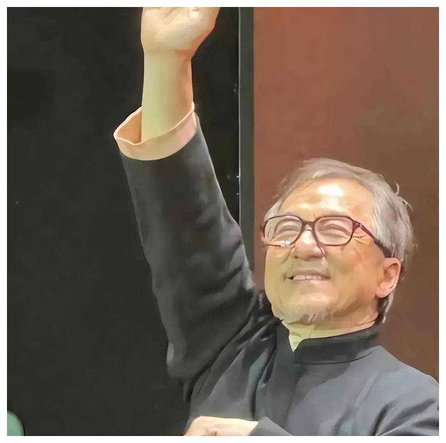 成龙老去白发苍苍网友感动落泪难以接受