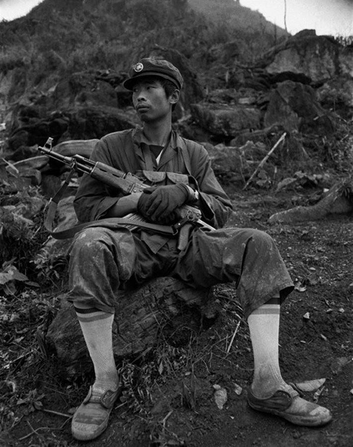 原创老山战斗最前线的侦察兵们冒死拍摄图9兵营大门对联令人感动