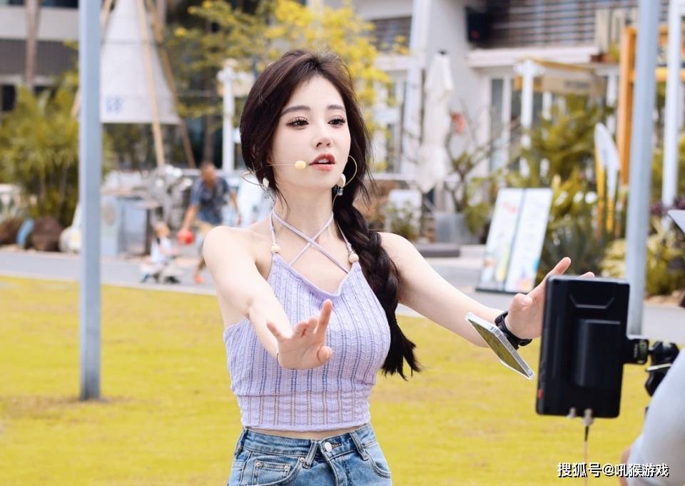 冯提莫近期各种秀事业线,网友直呼越来越美了,但身高