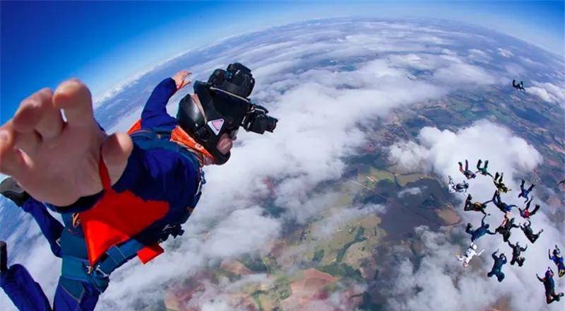 1999年她高空跳伞失败砸进巨大蚁巢里竟奇迹般地捡回一条命