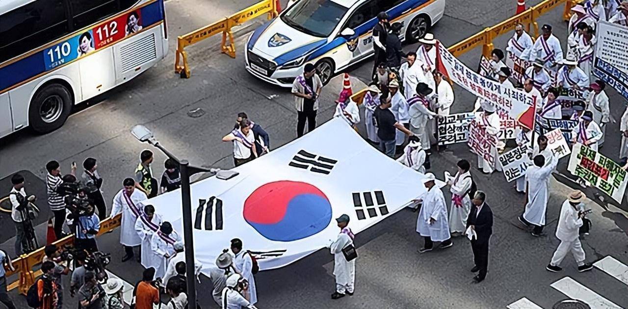 原创19年韩国光复节对日强硬的文在寅放低姿态民众被扇一耳光