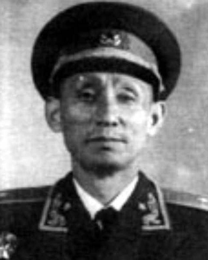 原创他两度担任空军副司令65岁主动退居二线成为空军的第一个顾问