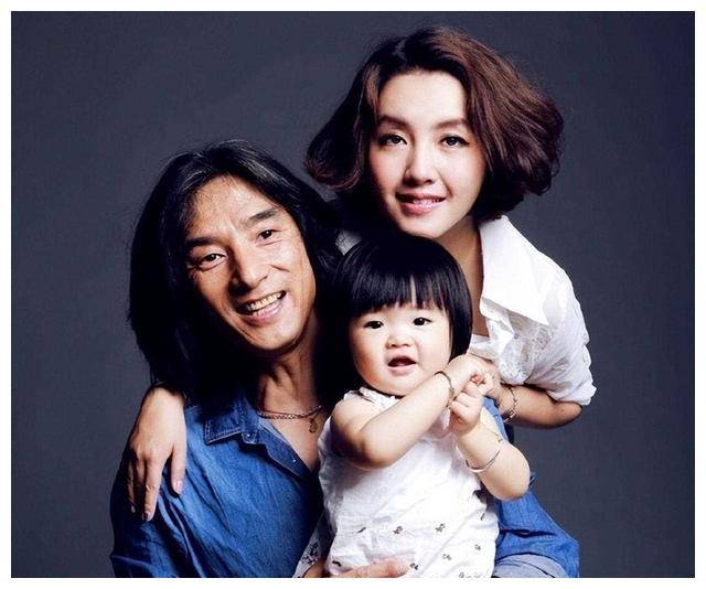 2003年的一次聚会让他们相遇,丁武追求杨婷的过程中充满了温柔和执着.