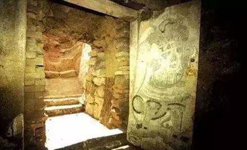 原创一女人统治中国很多年太有钱竟时不时盗墓就为给尸体换个地方