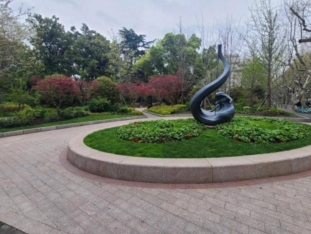 原创上海徐汇湖南路兴国路口街心花园千姿百态