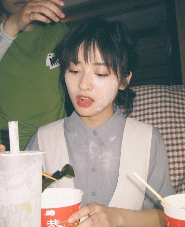 沈月早起吃饭不吃肉,谁注意桌上的饮料?半杯下去白漂亮了