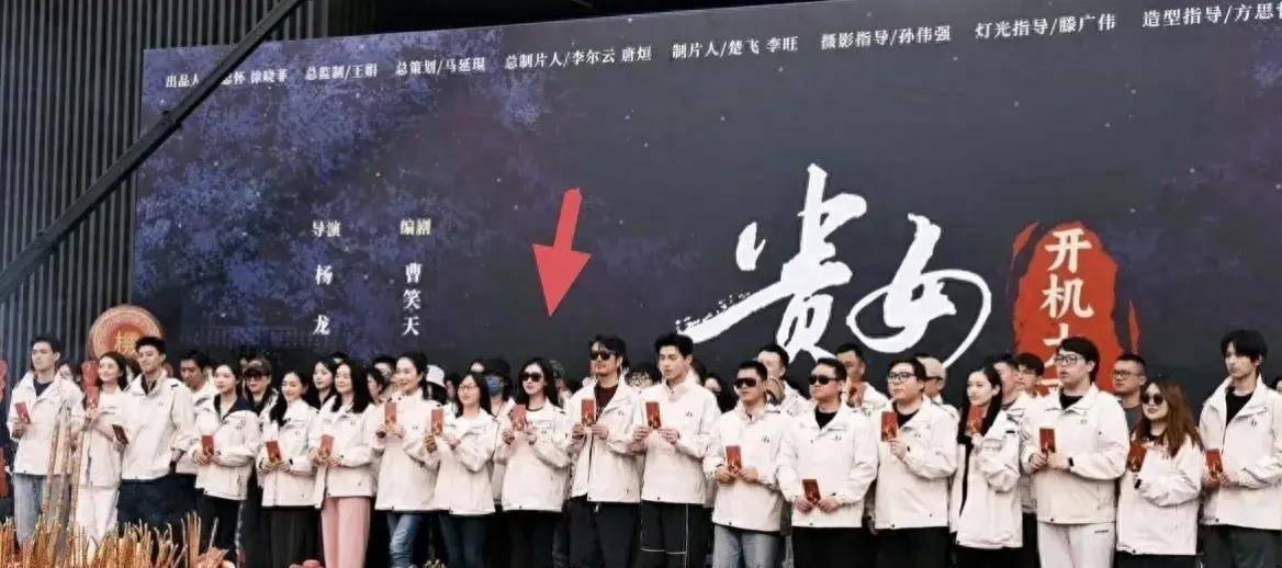 原创50岁王艳终于出来拍戏对比同框温峥嵘太显老有种贾玲既视感