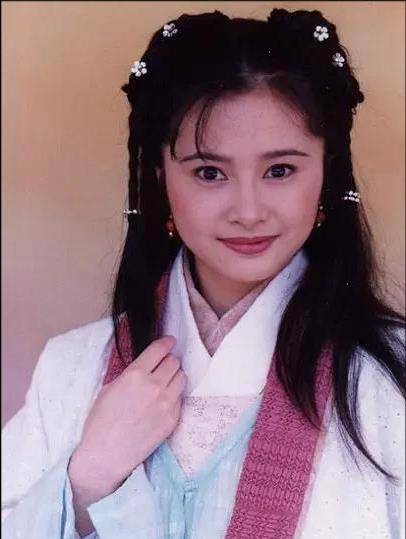 08丨梁小冰梁小冰素有"古典美人"之称,在《夫证妻凶》单元演柳月娥.