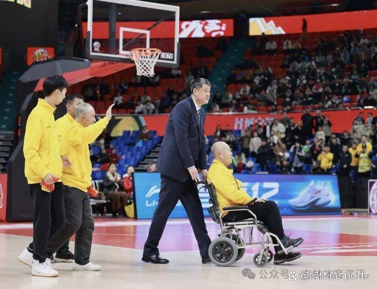 东北虎篮球俱乐部董事长孙军为两位90后球迷颁发荣誉球迷奖杯