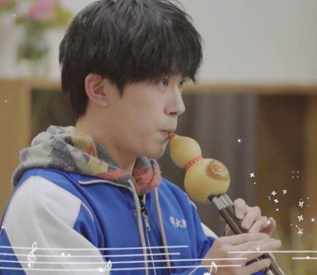 易烊千玺吹葫芦丝时谁注意其他人的反应吹的好不好一目了然